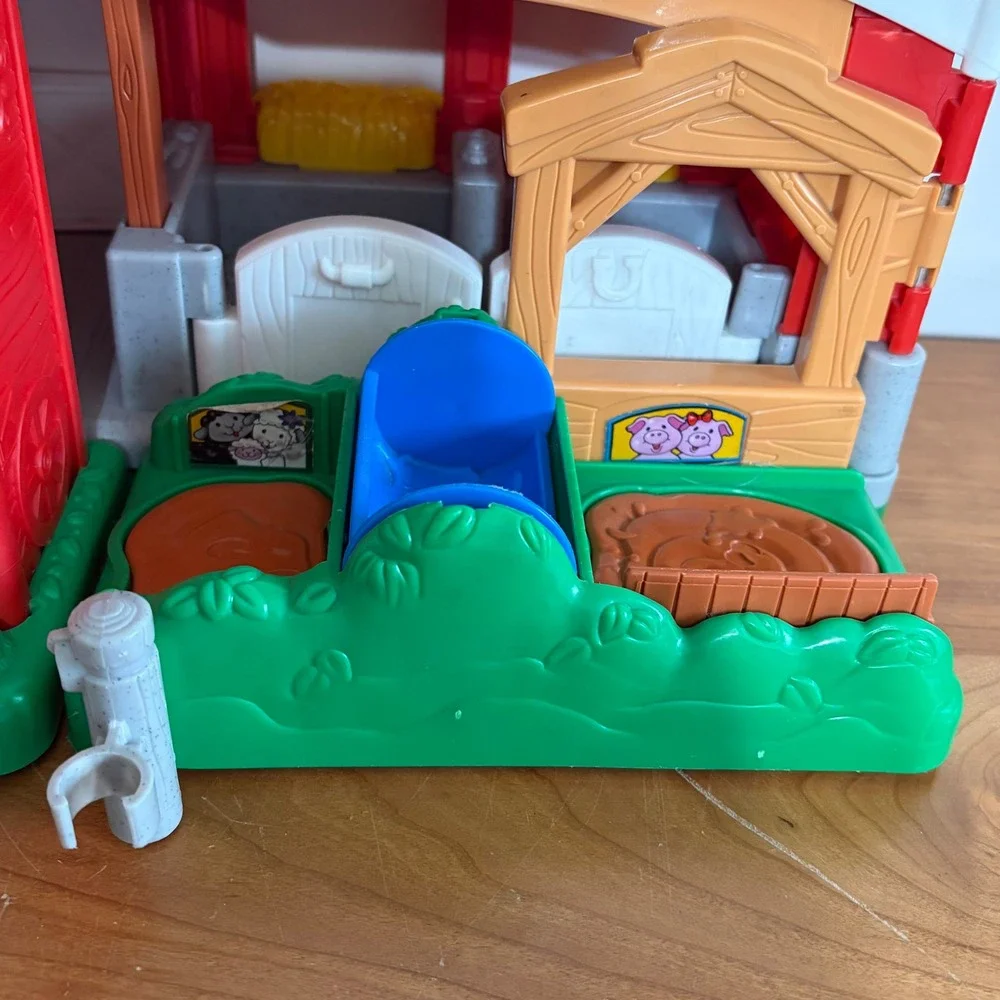 Fisher Price Little People Animal Friends 2004 Farmhouse Red Barn Playset Y4482